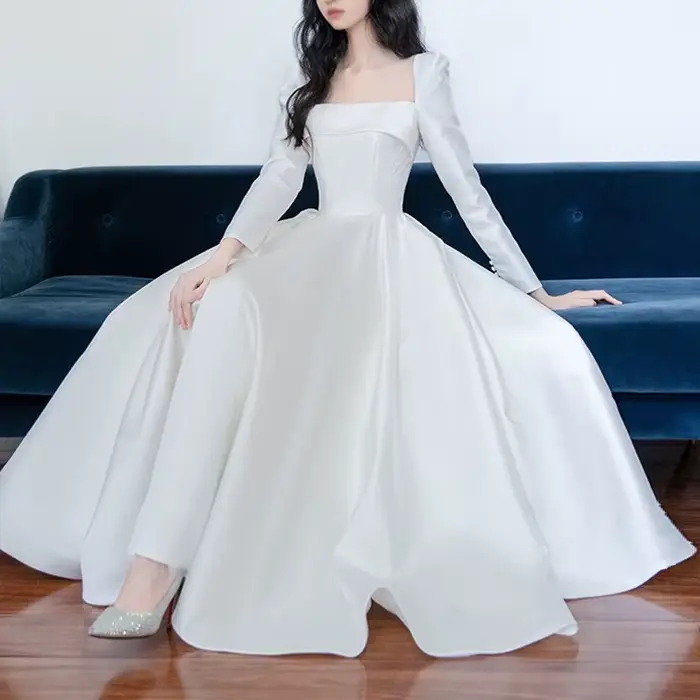 Robe de mariée en satin blanc simple avec col carré et manches longues pour femmes, idéale pour les mariages et autres événements formels