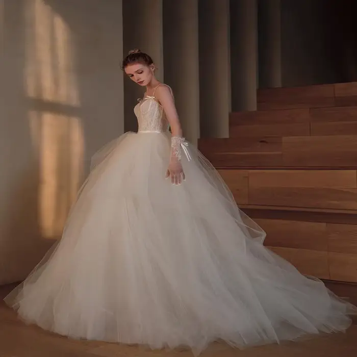 Robes de mariée rétro à bretelles spaghetti avec nœud en dentelle romantique à la française