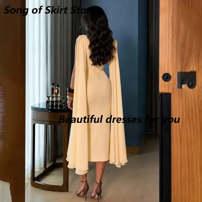 Robe de soirée courte élégante avec cape personnalisée