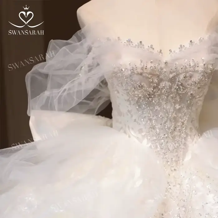 Robe de mariée perlée avec train