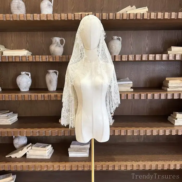 Voile de mariée en dentelle Chantilly délicate