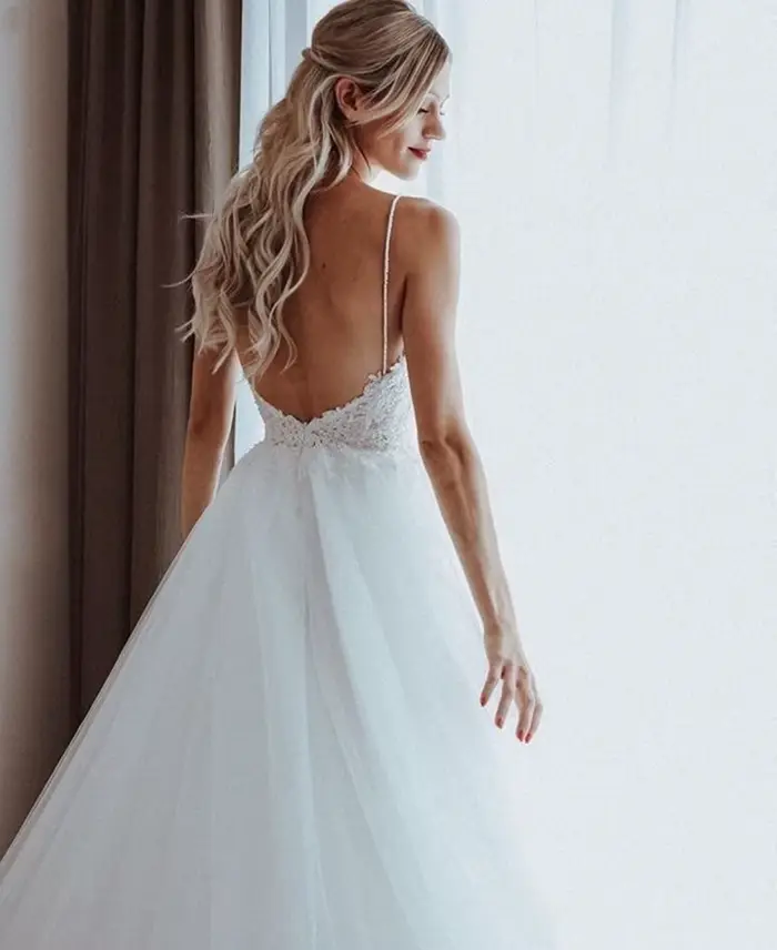 Robes de mariée bohèmes dos nu 2026 sexy à fines bretelles coupe trapèze pour l'été et la plage avec appliques en