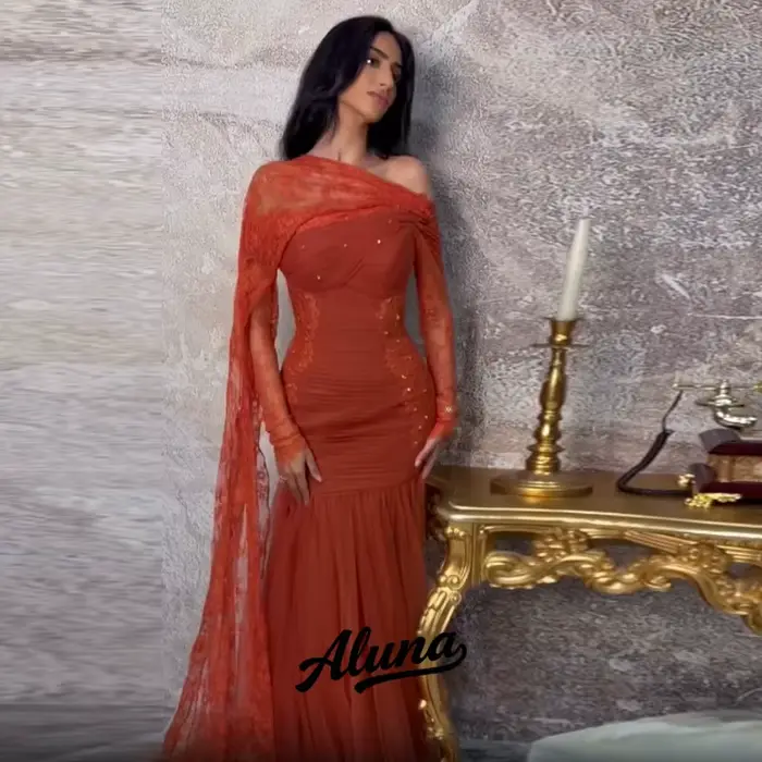 Robe de bal Aluna personnalisée orange rouille avec corsage en dentelle et cape en tulle fluide, rob