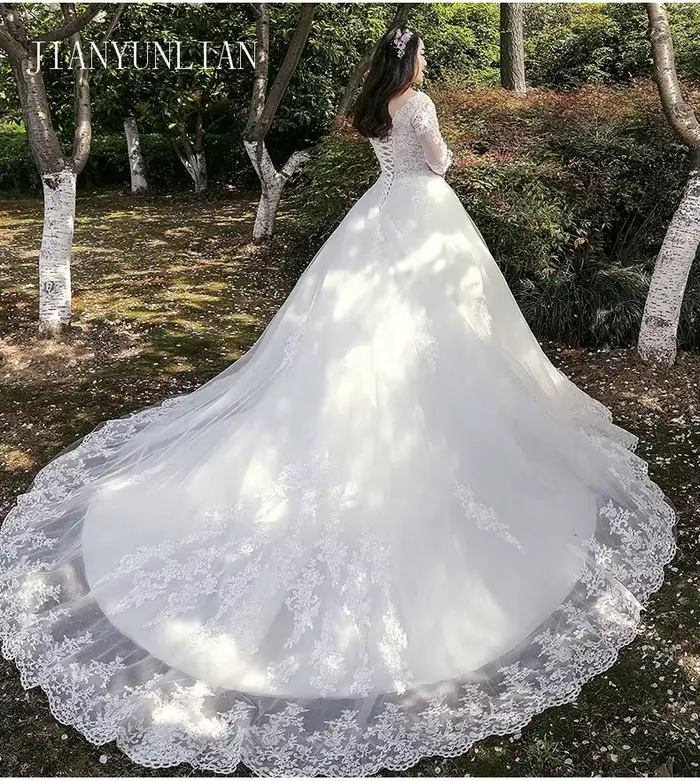 Robe de mariée en dentelle à manches courtes avec traîne