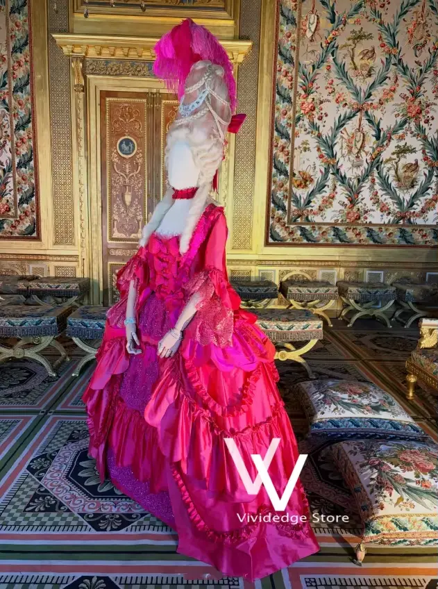 Robe de bal victorienne rococo rose foncé à col carré