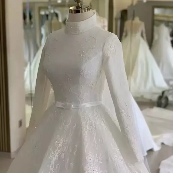 Robe de mariée musulmane élégante à col montant et manches longues