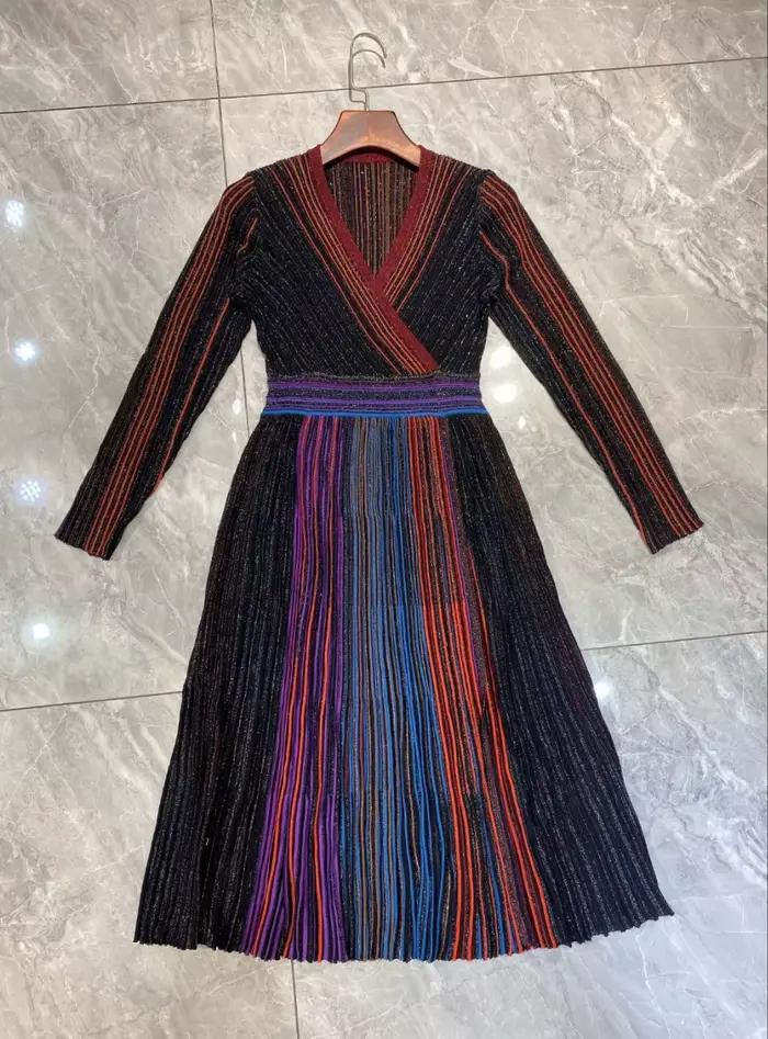 Robe midi en maille côtelée rayée arc-en-ciel pastel