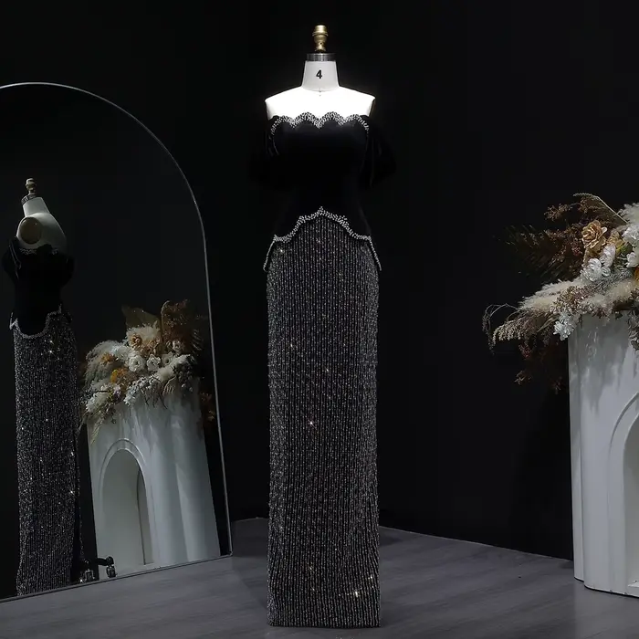 Robe de soirée droite de luxe noire Sharon Said Dubai, richement perlée, épaules dénudées avec fente