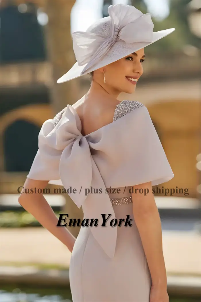 Tenue tendance pour mère de la mariée en satin avec perles pour cérémonies et événements spéciaux
