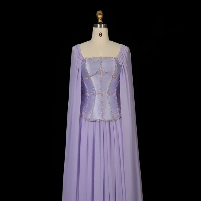 Robe de soirée longue carrée en mousseline de soie lilas de luxe Sharon Said 2026 avec manches cape pour femme