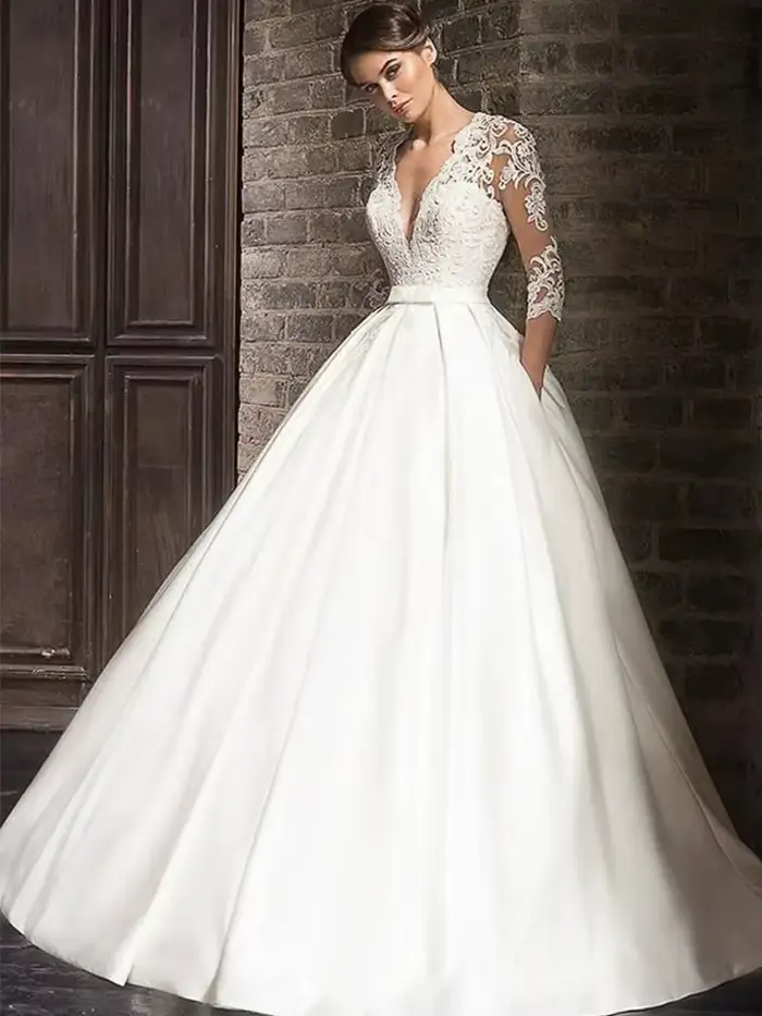 Robe de mariée en dentelle luxueuse avec col en V et fini satiné silhouette une ligne pour mariage élégant