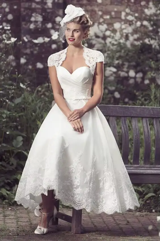 Robe de mariée courte de plage en dentelle personnalisée pour femmes romantique occassions spéciales mariage civil beach bohemian simple elegant