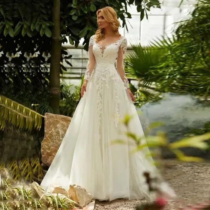 Robe de mariée en mousseline de soie et dentelle à manches longues avec col en V et train de balayage/brosse pour femmes occasions spéciales