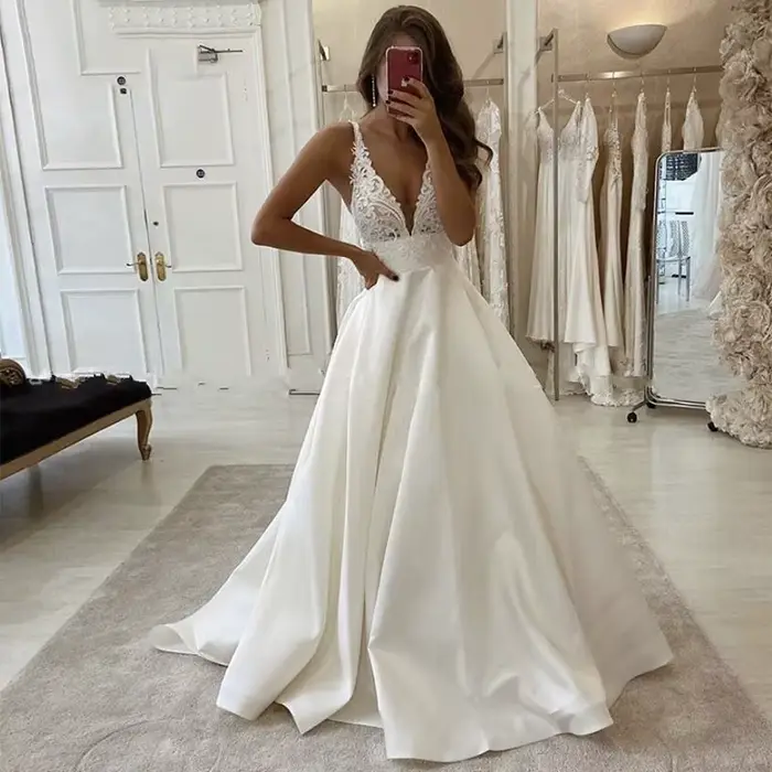 Robe de mariée princesse personnalisée, ligne a, décolleté en V profond, avec des Appliques en dente