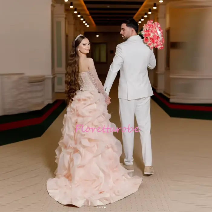 Robe de mariée rose à épaules dénudées