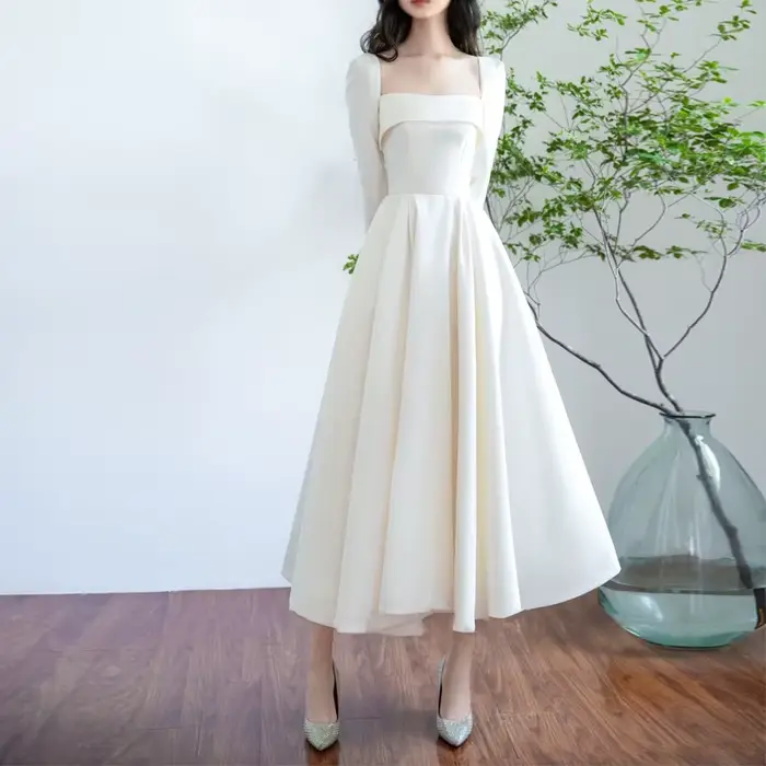 Robe de mariée en satin blanc simple avec col carré et manches longues pour femmes, idéale pour les mariages et autres événements formels