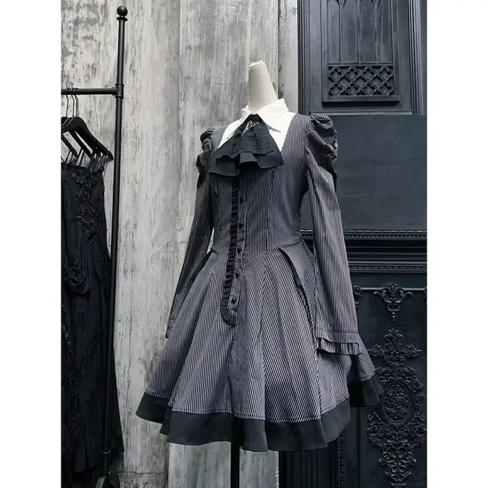 Robe de style gothique à rayures foncées, col Peter Pan, nœud en dentelle, manches bouffantes, tenue