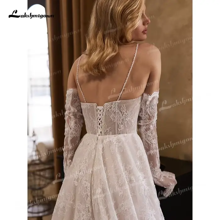 Robe de mariée bohème blanche ou ivoire avec dentelle perles col carré et traîne de cour longue pour mariage plage