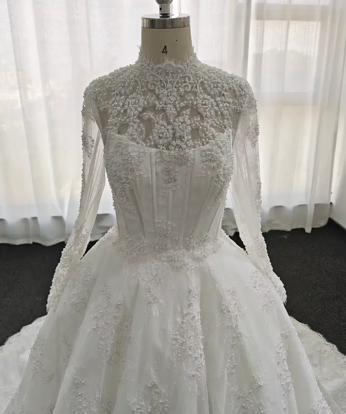Robe de mariée en dentelle élégante avec train de la cour, décolleté en cuillère et soutien-gorge intégré pour femmes et futures mamans occasions spéciales