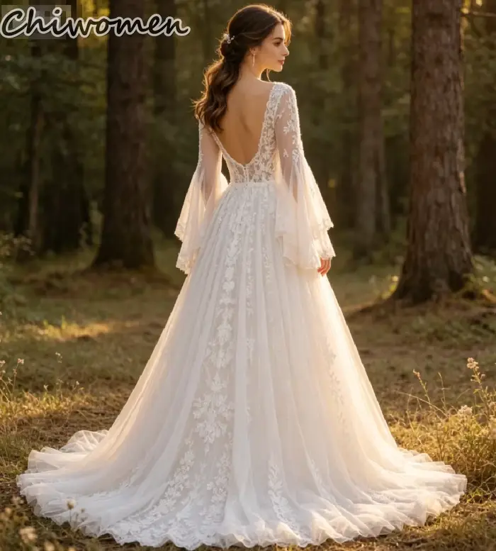 Robe de mariée bohème pour fuite enlacée en forêt