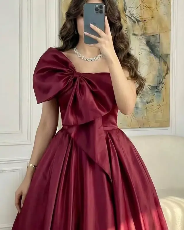 Robe de bal en satin acétate avec décolleté audacieux et soutien-gorge intégré pour femmes occasions spéciales comme bal et cérémonies