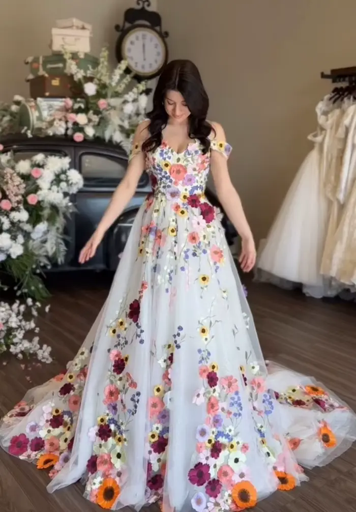 Robe de mariée brodée florale colorée princesse en polyester pour femmes avec soutien-gorge intégré occassions spéciales