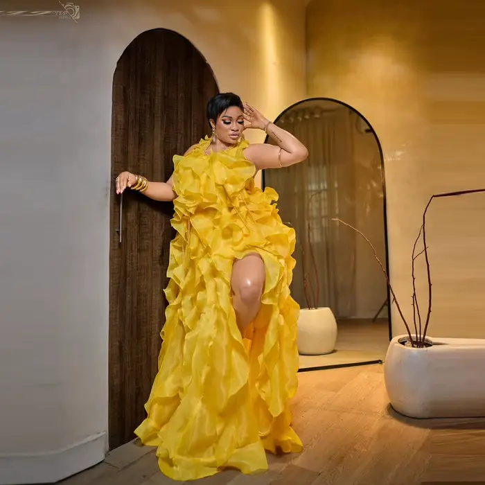 Charmante robe longue à volants jaune en tissu polyester de haute qualité