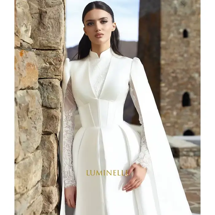 Robes de mariée en satin avec longue traîne