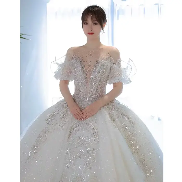 Robe de Mariée Festonnée en Dentelle et Paillettes