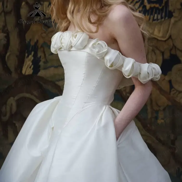 Robe de mariée minimaliste RoyceBridal coupe A-line 2026 avec fleurs 3D faites à la main