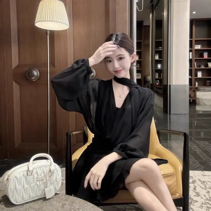 Robe élégante noire de style français à manches longues avec ceinture