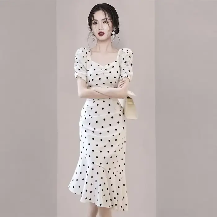 Robe mi-longue noire pour femme