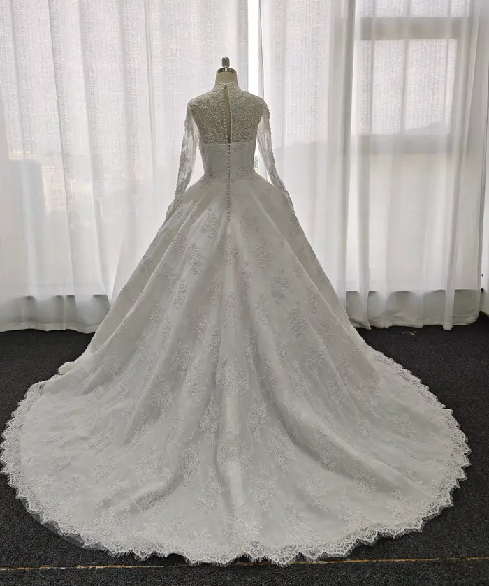 Robe de mariée en dentelle élégante avec train de la cour, décolleté en cuillère et soutien-gorge intégré pour femmes et futures mamans occasions spéciales