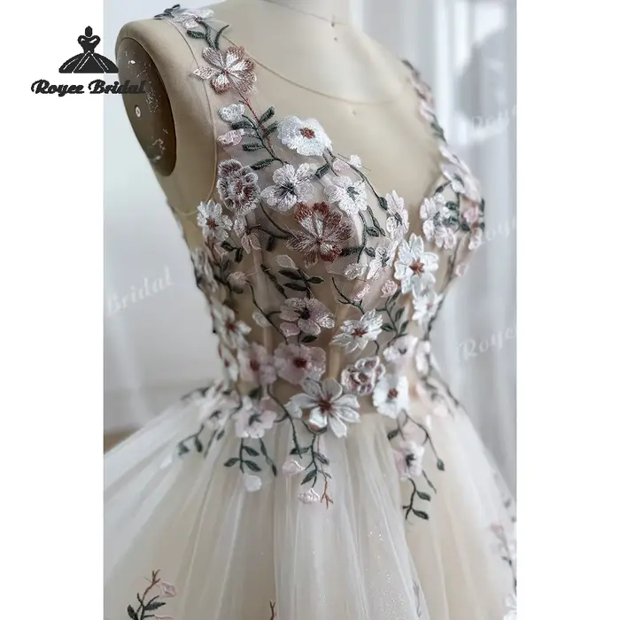 Robe de mariée en mousseline de soie avec motifs floraux forestiers, coupe trapèze, épaules dénudées, brodées, personnalisables, idéales pour les mariages traditionnels ou de plage