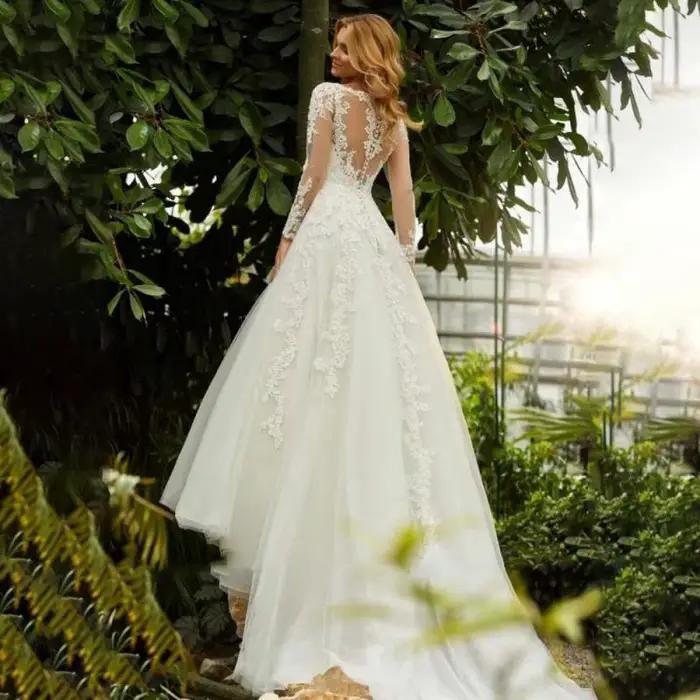 Robe de mariée en mousseline de soie et dentelle à manches longues avec col en V et train de balayage/brosse pour femmes occasions spéciales
