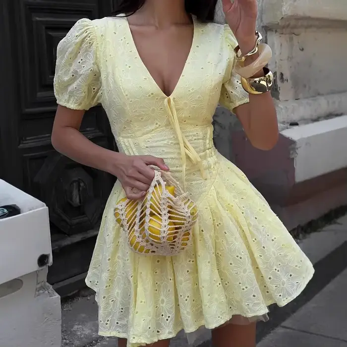 Robe jaune d'été pour femmes, style moderne, silhouette mini, col en V, tricotée pour l'été, occasions spéciales et sorties estivales