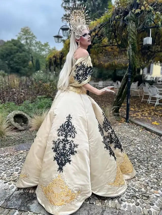 Robe de bal en satin brodé or et noir pour femme