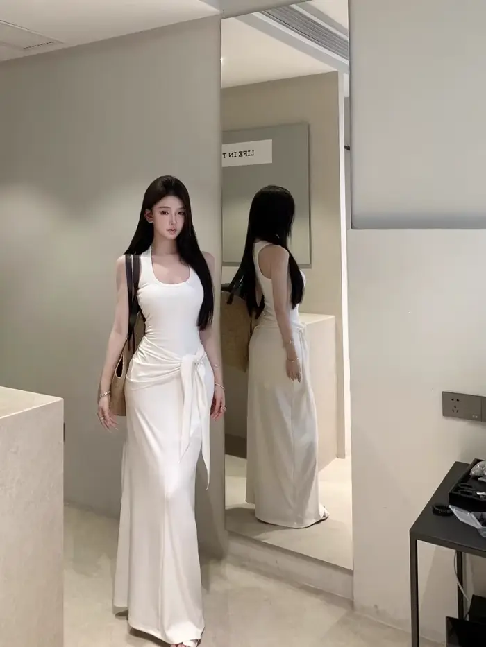 Robe longue noire sans manches à col en U pour femme