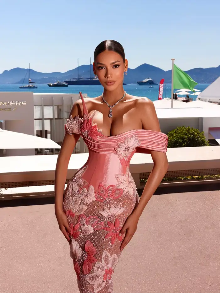 Robe de soirée exquise rose poudré brodée de fleurs