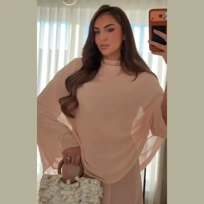 Robe longue élégante rose à col montant et cape pour femme