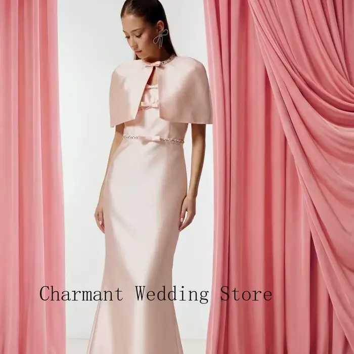 Robe de soirée formelle rose avec satin, nœuds en cristal et cape courte pour événements spéciaux et mariages