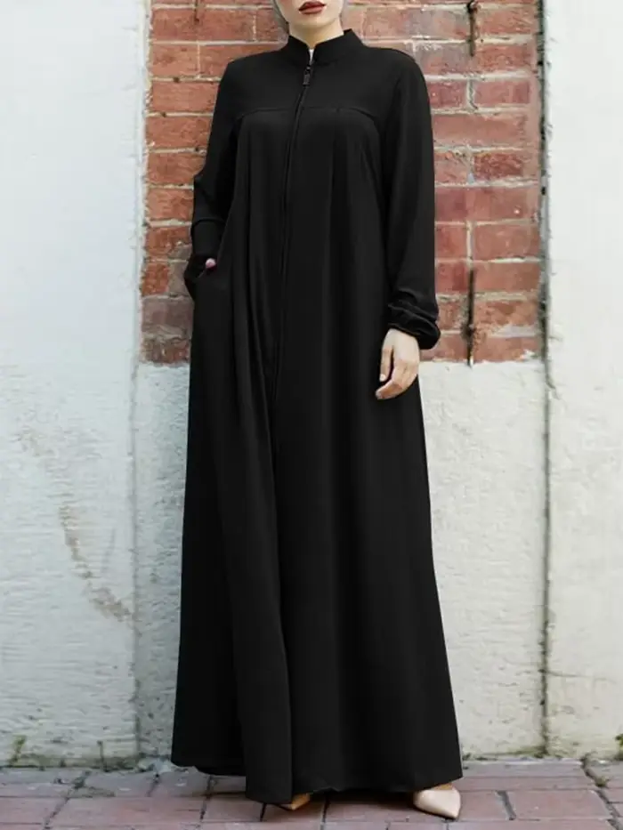 Robe noire musulmane avec petit col montant et poches zippées