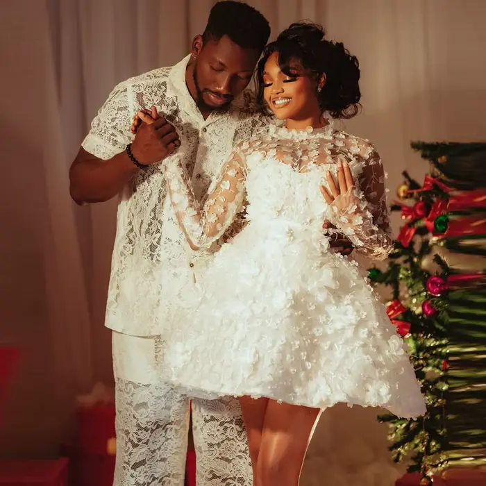 Robe de mariée de Noël élégante en polyester avec manches longues illusion et dos corset pour femmes à offrir pour occasions spéciales comme bal ou mariage