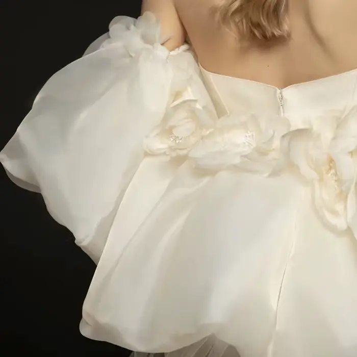Robe de mariée légère en satin français avec queue de balayage, personnalisée pour femmes, élégante et sophistiquée pour occasions spéciales