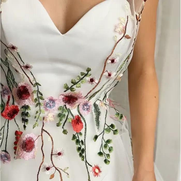 Robe de mariée bohème broderie fleurs sauvages colorées