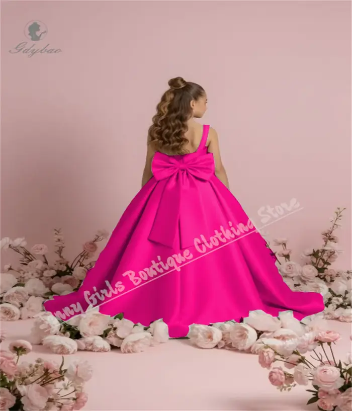 Robe de demoiselle d'honneur en satin vert sage avec détails floraux pour cérémonies de communion et anniversaire