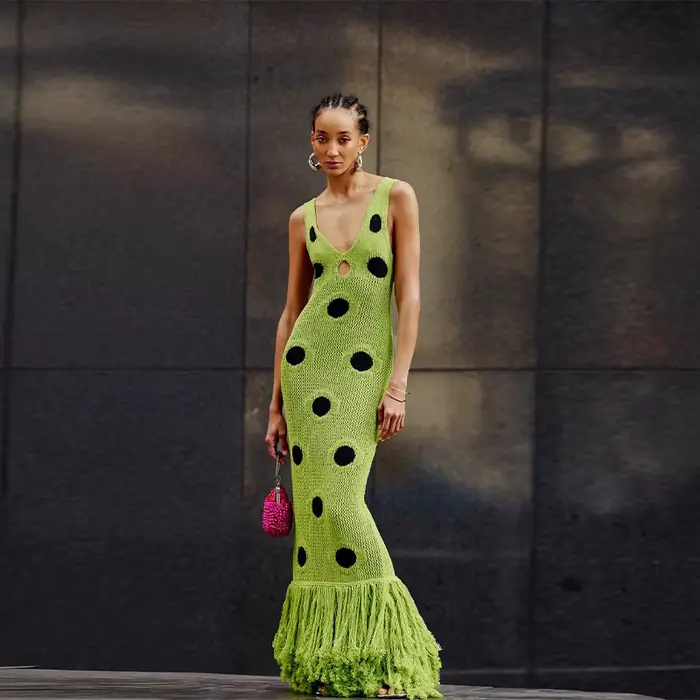 Camisole tricotée noire à pois col en V ourlet franges ajourées robe Maxi élégante pour femmes occasions spéciales été 2025