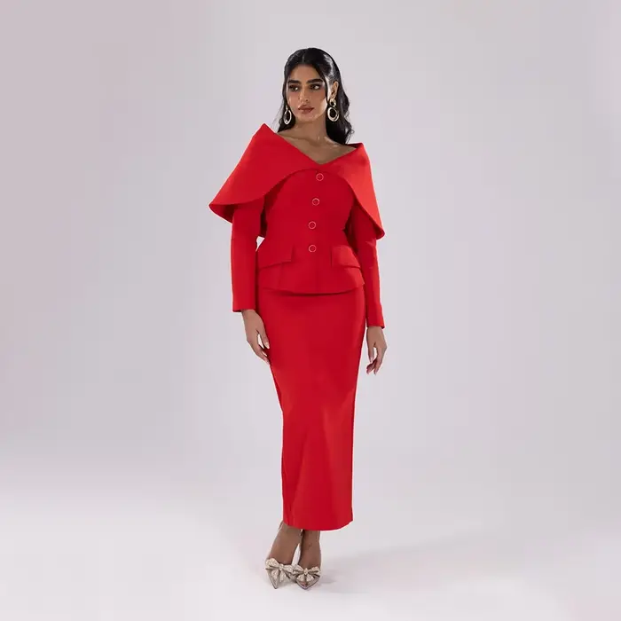Robe de soirée rouge simple avec cape boutonnée