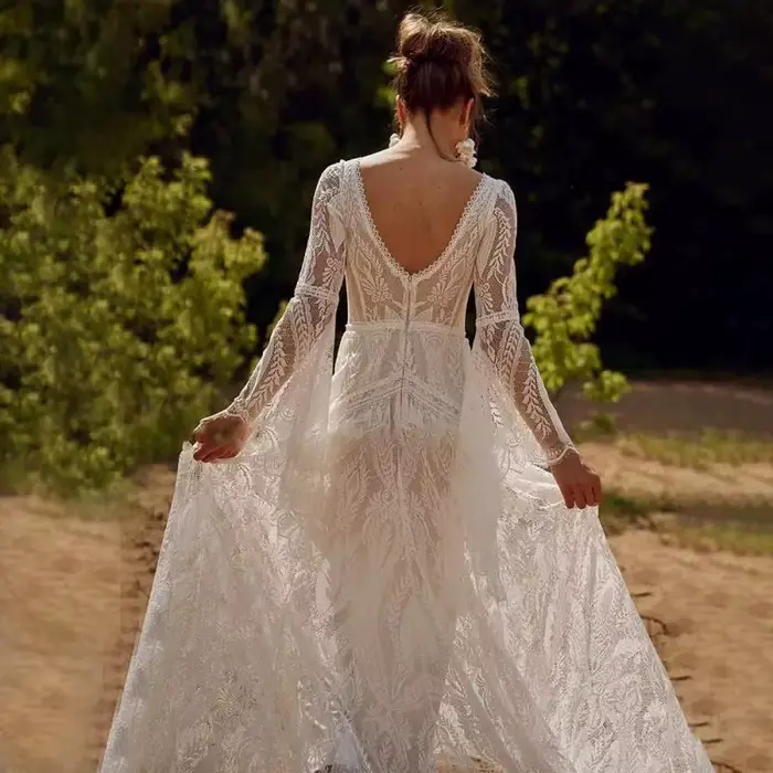 Robe légère en dentelle pour mariage style bohème dos nu manches trompette élégante pour mariée cérémonie extérieure plage personnalisée