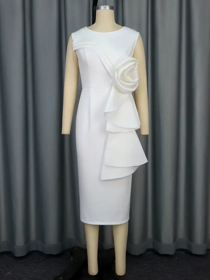 Robe mi-longue fourreau blanche élégante avec détails à volants de fleurs 3D